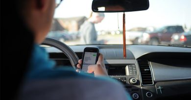 Mais de 700 condutores a usar o telemóvel