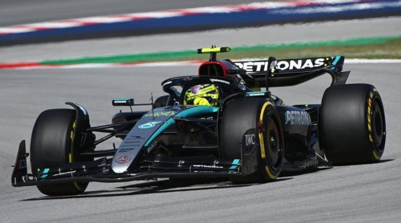 Lewis Hamilton no topo da tabela de tempos